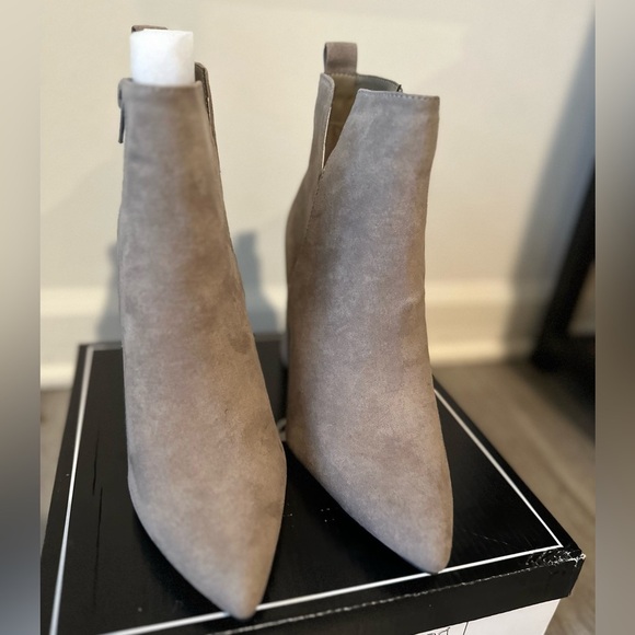 New in Box Quipid Gray Ankle Boots, Size 8 with Sleek Heels and Side Zipper - Picture 6 of 8